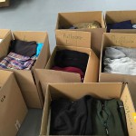 Sortieren der gespendeten Kleidung