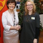 Die Gastgeberin Angelika Mielke-Westerlage mit Meerbusch hilft Vorstandsmitglied Verena Uhl.